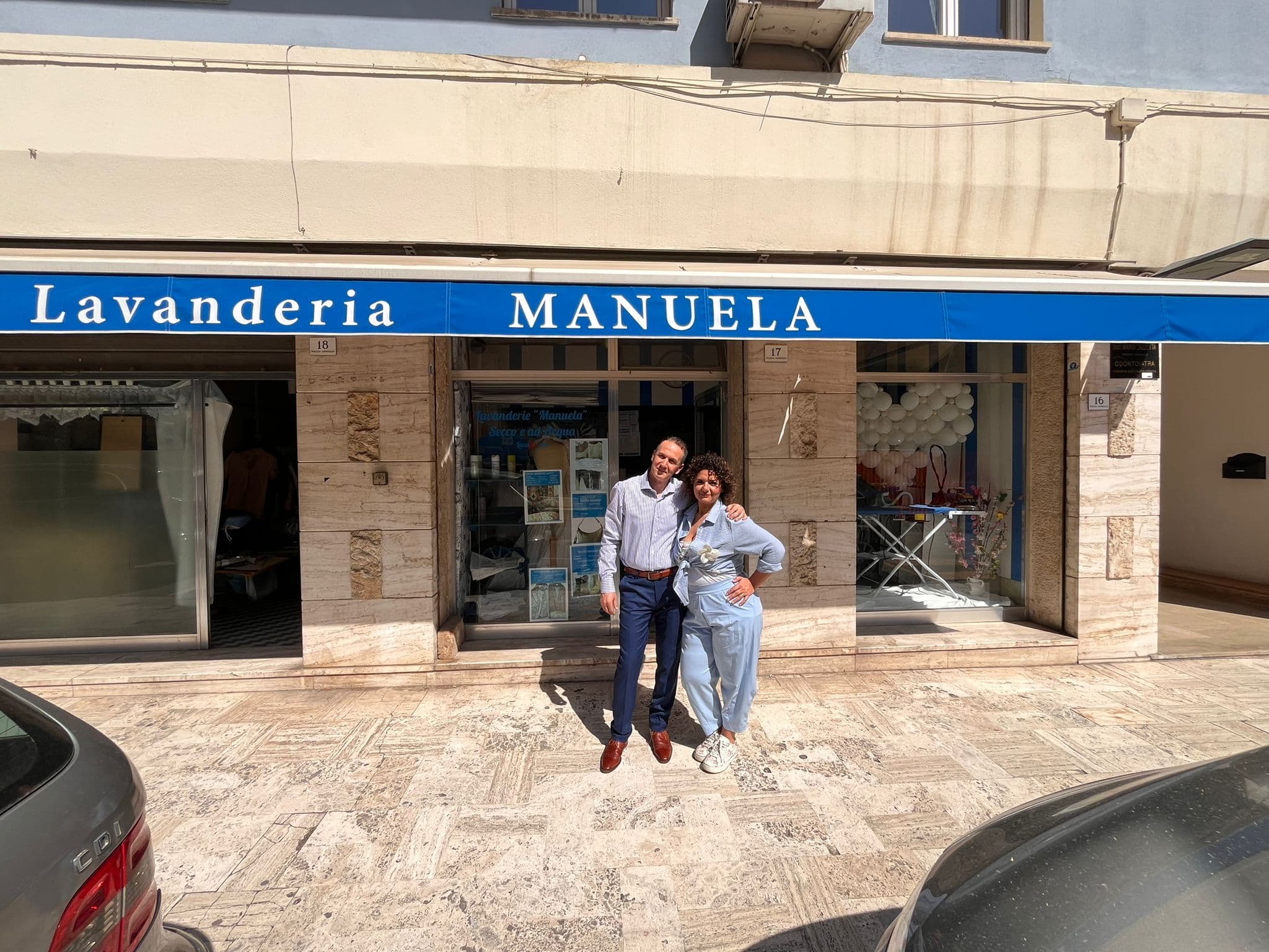 Manuela e Giuseppe davanti al punto vendita Lavanderia Manuela